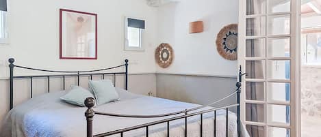 4 bedrooms, desk, Internet