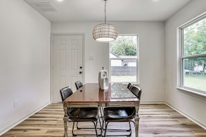 Dining - Updated Craftsman in Historic Southside Fort Worth (Fort Worth)