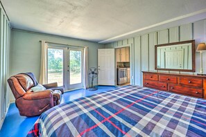 Desk, iron/ironing board, travel cot, Internet