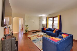 Tv, eldstad, tv-spel och böcker