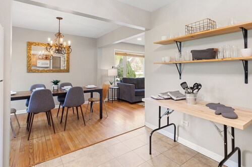 2 Mi to I-88 & Hospital! Extended Naperville Stay