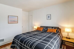 Room - 3 Mi to Indiana Dunes NP! Convenient Dtwn Apt (Michigan City)