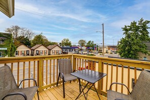 Outdoor dining - 3 Mi to Indiana Dunes NP! Convenient Dtwn Apt (Michigan City)