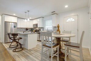 Dining - 7 Mi to Atlanta Stadium! Spacious Group Retreat (Atlanta)