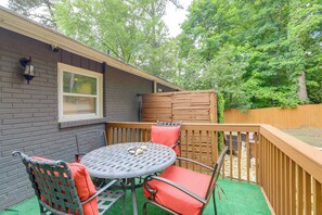 Outdoor dining - 7 Mi to Atlanta Stadium! Spacious Group Retreat (Atlanta)
