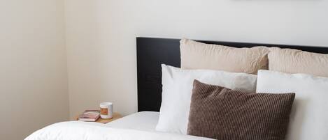 Caja fuerte, tabla de planchar con plancha, wifi gratis y ropa de cama