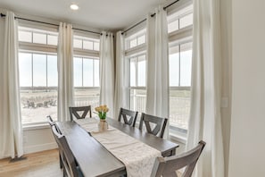Dining - Country Stay Near Dtwn! Modern Petoskey Retreat (Petoskey)