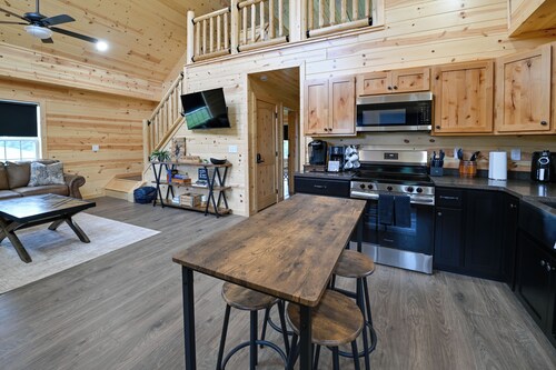 Pet-Friendly Home w/ Hot Tub & Yard in Willisburg!