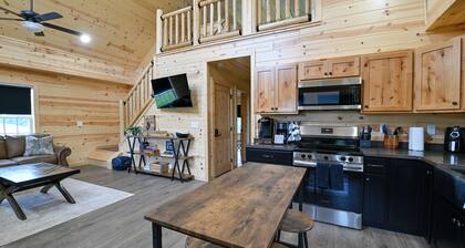 Pet-Friendly Home w/ Hot Tub & Yard in Willisburg!