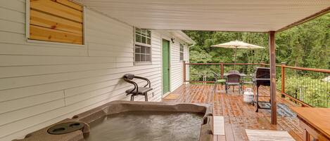 Outdoor spa tub