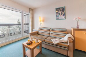 Living area - Scenic Mountain View Apartment for 2 (Font Romeu Ermitage)