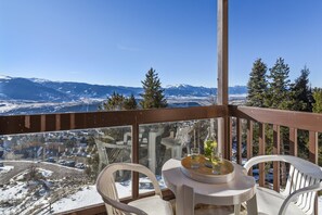 Outdoor dining - Scenic Mountain View Apartment for 2 (Font Romeu Ermitage)