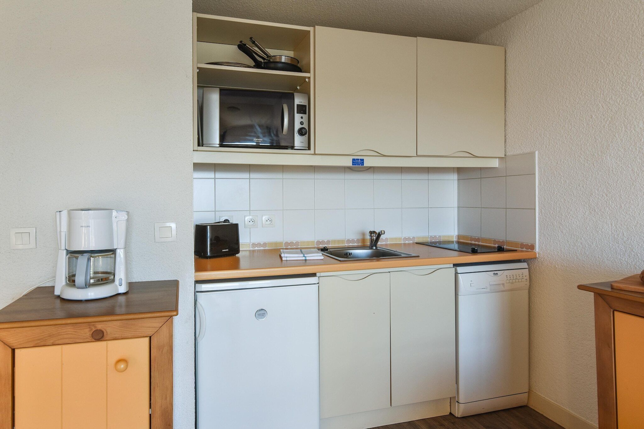 Microwave, dishwasher, coffee/tea maker, cookware/dishes/utensils