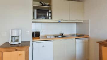 Microwave, dishwasher, coffee/tea maker, cookware/dishes/utensils