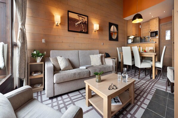Living area - Mountainside Suite with Hot Tub (Flaine)