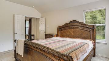 3 bedrooms, desk, iron/ironing board, Internet