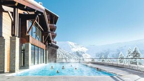 Ein Poolbereich mit Blick auf schneebedeckte Berge.