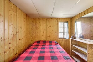 Room - For Anglers & Boaters! Beachfront Gull Lake Cabin (Tenstrike)