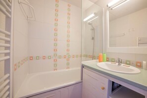 Bathroom - Pyrenees Alpine Apartment for 5 (Font Romeu Ermitage)