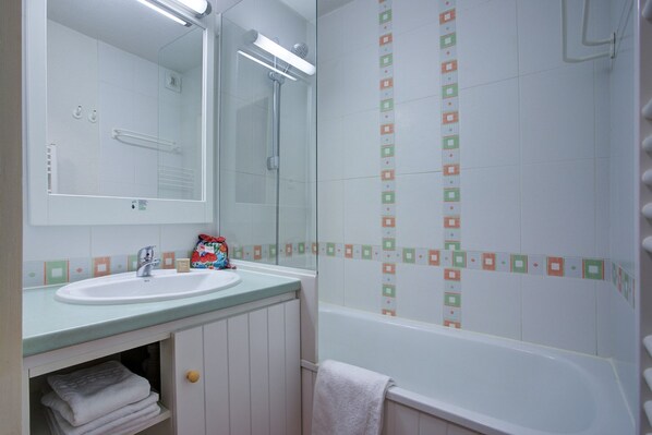 Bathroom - Stunning Pyrenees Apartment for 4 (Font Romeu Ermitage)