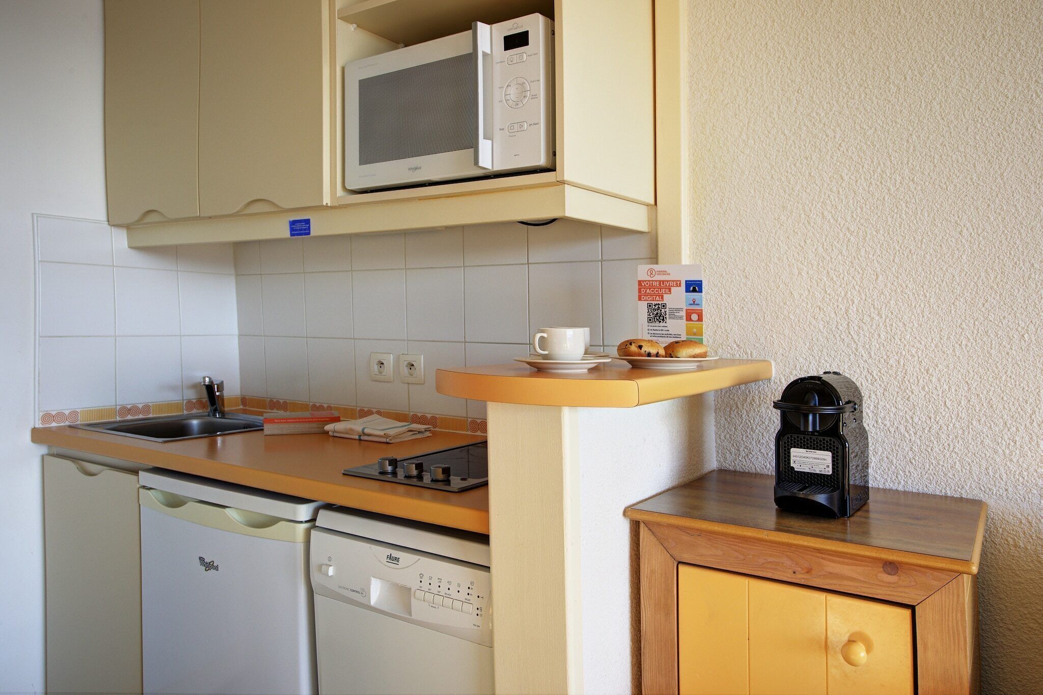 Microondas, lavavajillas, cafetera/tetera, utensilios de cocina