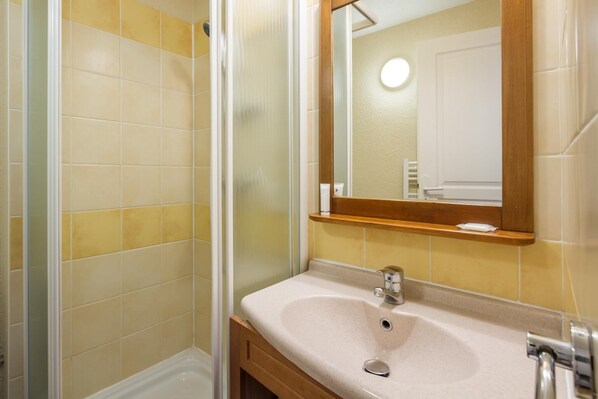 Bathroom - Charming Pyrenees Mountain Getaway (Bolquere Pyrénées 2000)