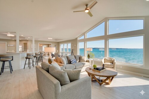 Rooftop Deck, Bay Views! Traverse City Penthouse