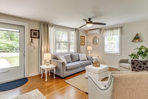 < 1 Mi to Sand! Updated Cottage w/ Yard in Niantic