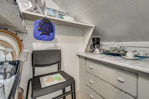 'Nana’s Tiny Flat' East Side Charmer Near Brown