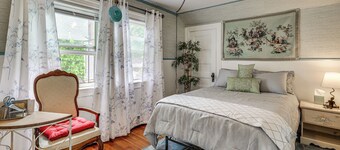 'Nana’s Tiny Flat' East Side Charmer Near Brown
