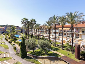 Ein Resort mit mehrstöckigen Gebäuden, einem Pool und gepflegten Gärten.