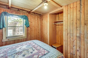 Room - Endless Fun! Lakefront Cabin at Birch Haven Resort (Tenstrike)