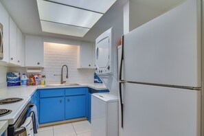 Private kitchen - Walk to Ocean! St. Petersburg Extended Escape (St. Petersburg)