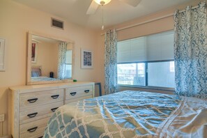 Room - Walk to Ocean! St. Petersburg Extended Escape (St. Petersburg)