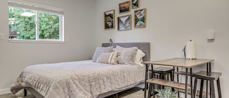 Desk, Internet, bed sheets