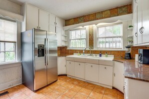 Frigorífico, microondas, lavavajillas y cafetera o tetera