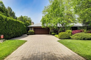 Exterior - Zen Escape Overlooking Lake Erie: Deck, Gardens (Lake View)