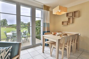 Dining - Holiday House near Lake & Sea (Talmont Saint Hilaire)