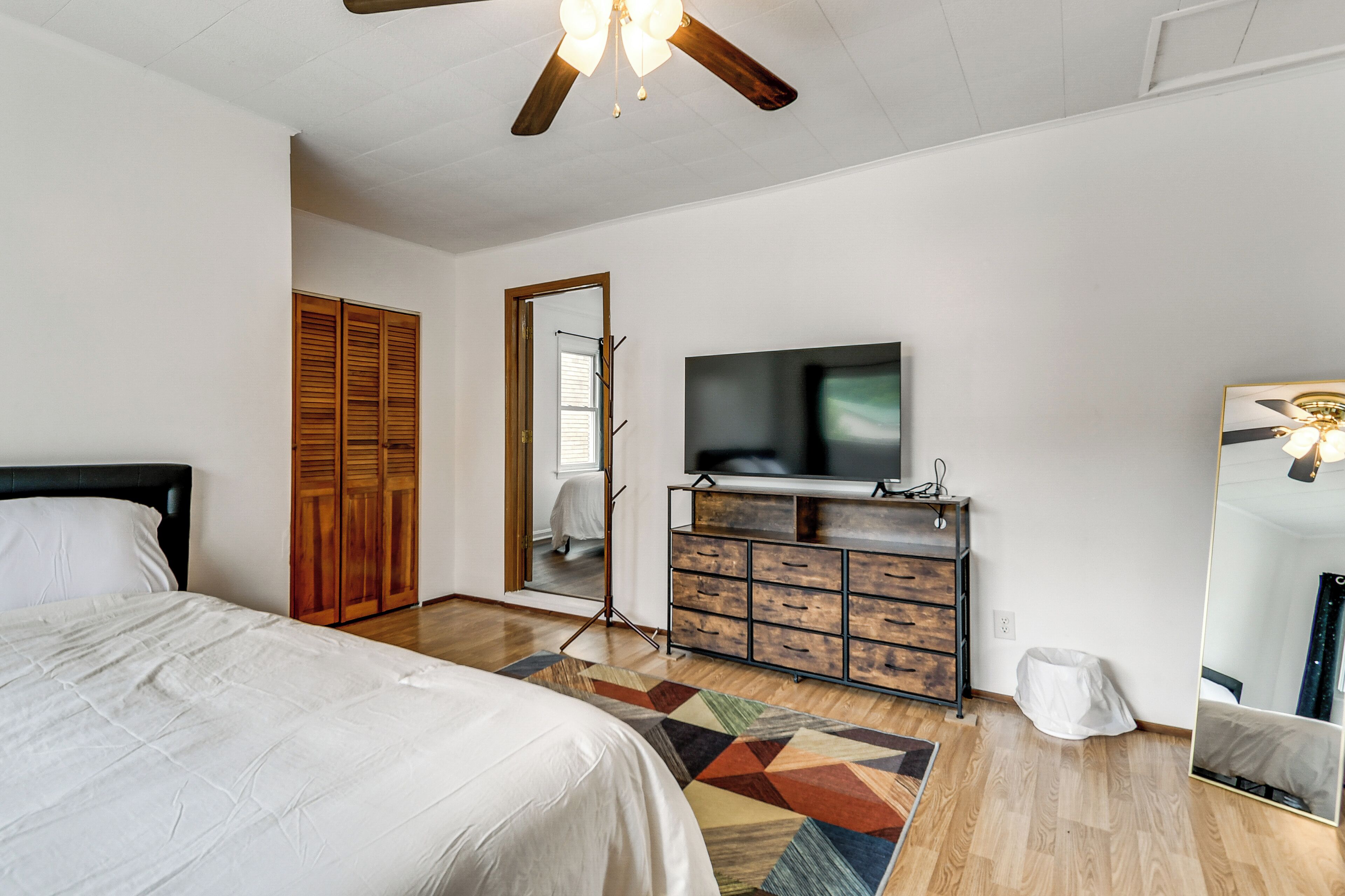 3 bedrooms, iron/ironing board, internet, bed sheets