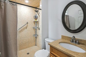 Bathroom - Walk to the NYC Train! Mt Vernon Escape w/ Patio (Mt Vernon)