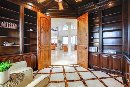 Bayfront Villa w/ Million-Dollar Views in Seabrook