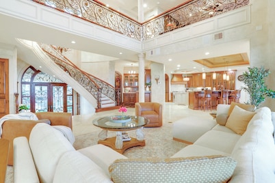 Bayfront Villa w/ Million-Dollar Views in Seabrook