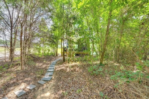 A forested area with a stone pathway leading through it. - ‘Tweet Suite’ - Studio Getaway 7 Mi to Dtwn Tyler (Tyler)