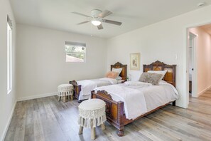 Desk, Internet, bed sheets - Updated MCM Hill Country Charmer 14 Mi to Dtwn ATX (Manchaca)