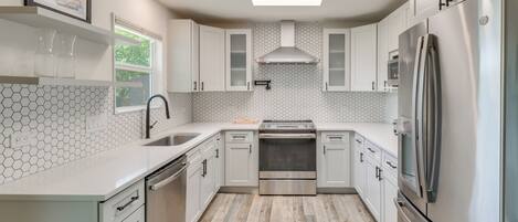 Fridge, microwave, stovetop, dishwasher