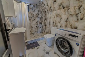 ヘアドライヤー、タオル、トイレットペーパー
