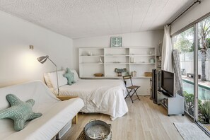 Iron/ironing board, internet, bed sheets