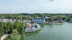 Järvenrantakylä, jossa talot sijaitsevat rannan varrella, on laiturialue ja polku, joka johtaa vesistöön.