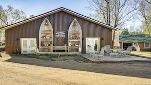 Een rustiek gebouw met een bord waarop staat 'Birch Haven Resort Store-Gas-Bairst'. Het heeft een veranda met zitplaatsen buiten en een klein terras.