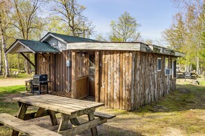 Outdoor dining - Cozy Lakefront Cabin at Birch Haven Resort! (Tenstrike)